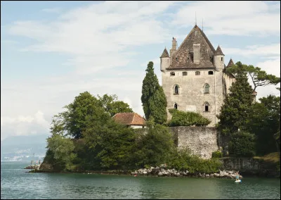 Quel est ce château de Haute-Savoie datant du XIIIe siècle, construit par le comte Amédée V de Savoie au bord du lac Léman ?