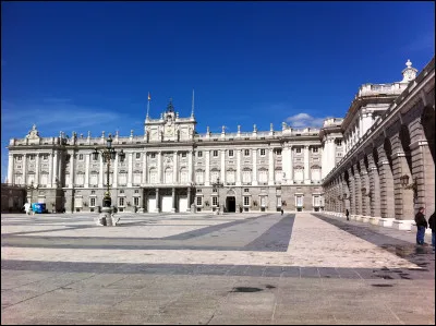 Quel est ce château de style palais architectural Herrérien construit en 1627 et résidence officielle du roi d'Espagne ?