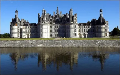 Quel est ce château royal de style Renaissance situé dans le Loir-et-Cher dont la construction à partir de 1519 fut supervisée par le roi François 1er ?