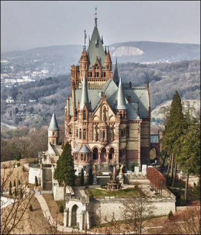 Quel est ce château d'agrément allemand de 1882 de style néo-romantique, construit par un riche financier parisien originaire de Bonn ?