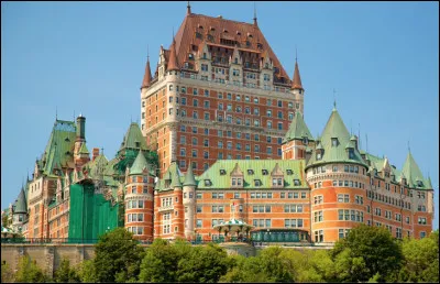 Quel est ce château, un hôtel de grand luxe construit en 1893, il est situé dans la quartier du Vieux-Québec à Québec au Canada ?