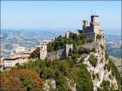 Quel est ce château du XIe siècle construit sur un pic du mont Titano, il surplombe la capitale de la république de Saint-Marin ?