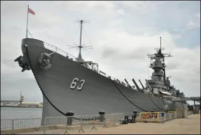 Comment s'appelle le navire où furent signés les actes de capitulation du Japon ?