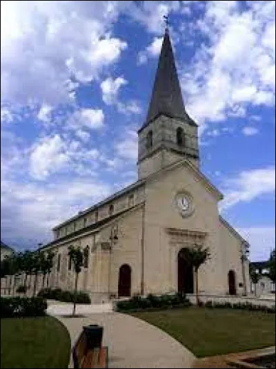 Vous avez sur cette image l'église de Saint-Nicolas-de-Bourgueil avant la tornade du 19 juin 2021 (qui a détruit une partie de la toiture et emporté une partie du clocher). Ville Tourangelle, elle se situe en région ...
