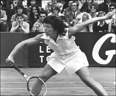 En 1973, quel ancien numéro un mondial la joueuse de tennis Billie Jean King a-t-elle battu lors du match de "la bataille des sexes" ?