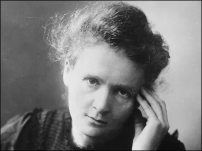En 1898, quels éléments chimiques radioactifs Marie Curie a-t-elle découverts ?