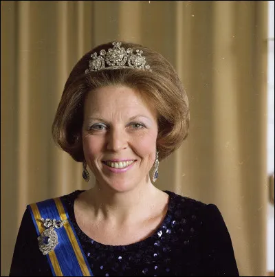 Aux Pays-Bas, après les règnes de quelles reines Beatrix est-elle devenue la troisième femme consécutive à monter sur le trône ?