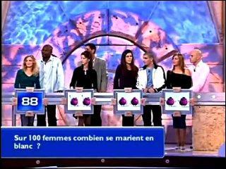 Le but est de gravir  les marches  pour gagner une somme pouvant atteindre 20 000  , quel est ce jeu ?