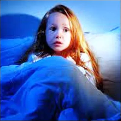 Quel trouble du sommeil touchant surtout les enfants se manifeste par une crise en d&eacute;but de nuit pendant laquelle le sujet semble r&eacute;veill&eacute; et effray&eacute; ?