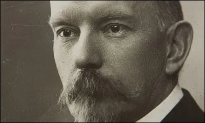 Qui est cet écrivain, auteur de cette citation : ''Quelques gouttes de rosée sur une toile daraignée et voilà une rivière de diamants.''