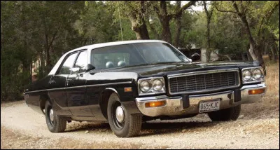 Pendant que certains cherchent à équiper les foyers de leurs premières autos, d'autres essaient d'amadouer ceux qui peuvent se permettre d'acquérir une voiture secondaire. Quel est le nom de cette auto ?