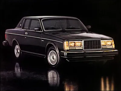 Afin de conquérir le marché américain, le constructeur de cette voiture a essayé de séduire les clients d'outre-Atlantique avec un modèle plus huppé. Quel est le nom de cette auto ?