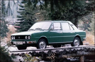 Venue de Bohême, cette berline dispose d'une architecture moteur, qui en 2022 est associée à Porsche. C'est le seul point commun que je peux dire sur la voiture en illustration et la Porsche 911. Tant que nous y sommes, pouvez-vous nommer cette auto ?