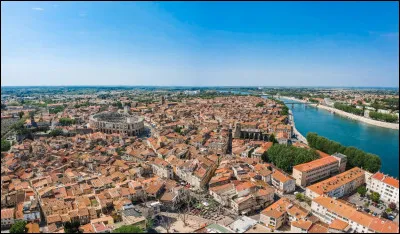 Arles est la ville la plus étendue de France avec une superficie de 750 km2.