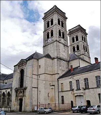Verdun possède la plus vieille cathédrale de France qui est aussi une des plus anciennes d'Europe, construite à partir de l'an 990.