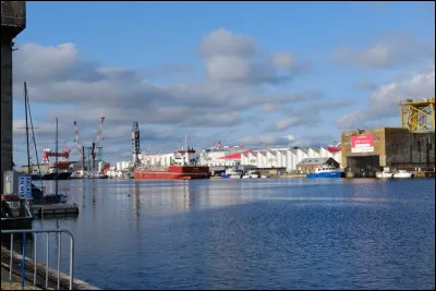 Marseille est le plus grand port maritime de France avec un trafic total de marchandises de 81 millions de tonnes traitées par an en moyenne.