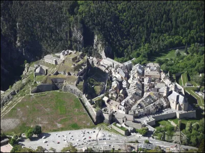 Briançon qui culmine à 1 326 mètres d'altitude est considérée comme la ville la plus haute de France.