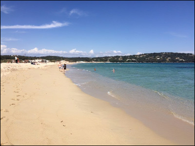 Cannes est connue mondialement pour sa plage de Pampelonne, la plus célèbre de France.