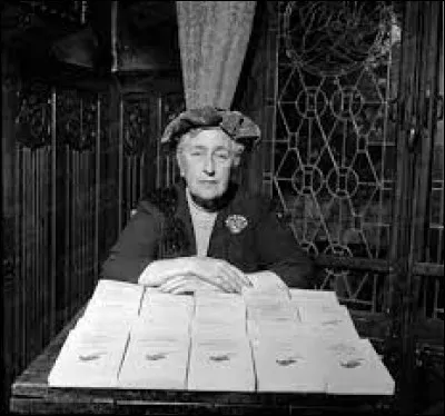 À quelle écrivaine doit-on le roman policier "Le Train bleu" en 1928 ?