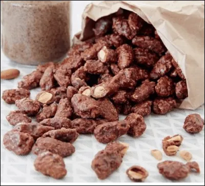 Quelle ville est associ&eacute;e aux pralines ?