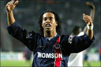 Ronaldinho, estimé comme lun des meilleurs joueurs du début du siècle, est arrivé au PSG contre la modique somme de 5,35 millions deuros.