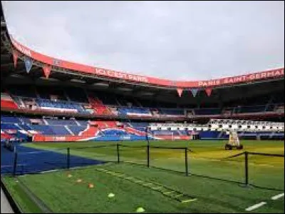 Lors de son arrivée dans le monde professionnel, le Paris Saint-Germain (PSG) est promu directement en Division 1.