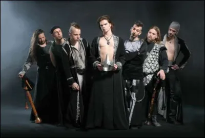 Complétez : 
"Ein Lied der Gewalt, schrecklich und..."