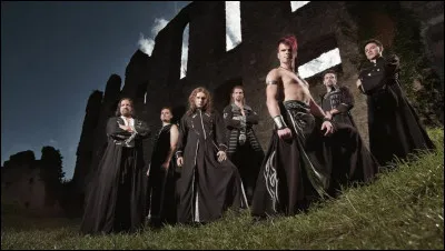 Complétez : 
"Er ist... !"