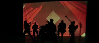 Complétez : 
"Doch sie ist ein Dorn im..."