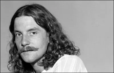 "J'ai passé l'hiver
En attendant un mot
C'est comme le désert
Sans une goutte d'eau".
Dans quelle chanson de Francis Cabrel peut-on entendre ces paroles ?