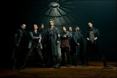 Complétez : 
"Jetzt liegst du vor mir schön und..."