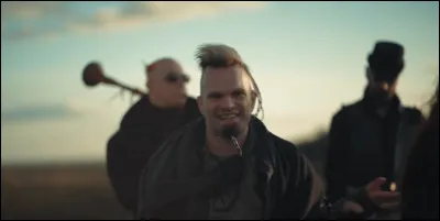 Complétez : 
"Sie behielt den Mädchennamen Dummdidudel, ohne..."