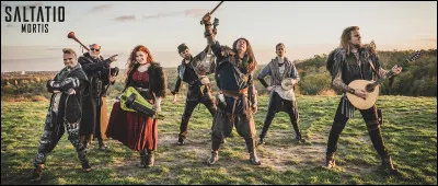 Complétez : 
"Sie standen vor dem Traualtar, die Englein sangen..."