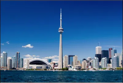 Quelle est la ville la plus peupl&eacute;e du Canada avec 2 956 000 habitants ?