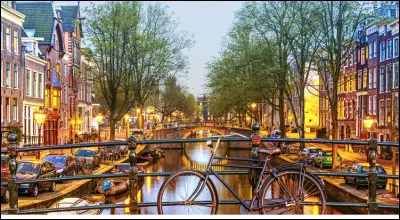 Quelle est la ville la plus peupl&eacute;e des Pays-Bas avec 851 600 habitants ?