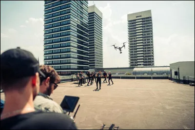 Complétez : 
"Die ganze Welt dreht sich nur noch um..."