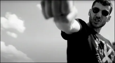 Complétez : 
"Und ein Haufen irrer Clowns, völlig..."