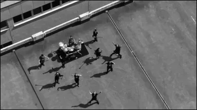 Complétez : 
"Wir kommen nicht klar aufs Leben, im..."