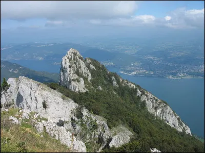 À quelle hauteur culmine la dent du Chat, en Savoie ?