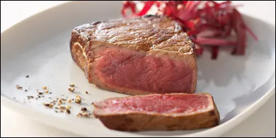 Un steak est plus cuit avec une cuisson...