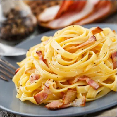 Lequel de ces ingrédients n'est pas utilisé dans la véritable recette des pâtes à la carbonara ?