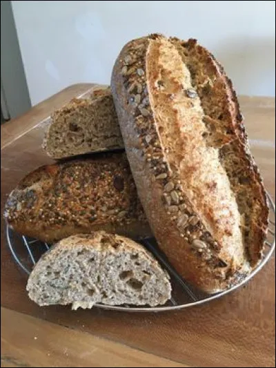 Marie-Antoinette aurait prononcé cette phrase : "S'ils n'ont pas de pain, qu'ils mangent de la brioche".