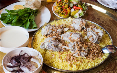 C'est un plat jordanien composé de morceaux d'agneau cuits dans une sauce au yaourt fermenté et séché appelé le jamid, servi avec du riz ou du boulghour. C'est le...