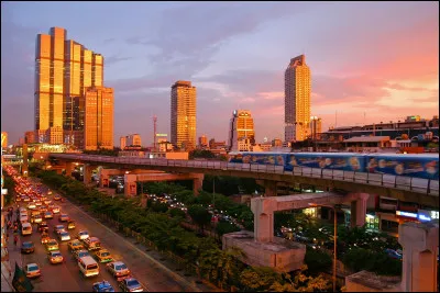 La ville de Bangkok, la capitale thaïlandaise, son nom fait référence à un fruit sauvage qui la rend célèbre, lequel ?