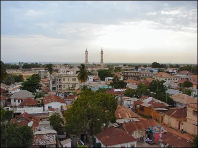 Banjul (Bang-Julo) la capitale de la Gambie, évoque le premier métier que les habitants de cette ville exerçaient, lequel ?