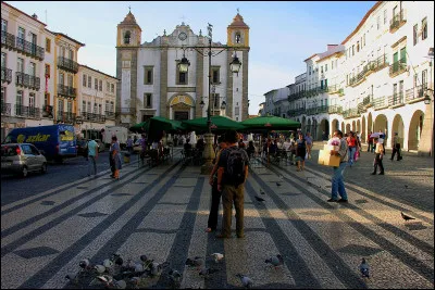 La ville d'Evora, est classée au Patrimoine mondial en 1986, elle est considérée comme une ville-musée riche en vestiges de l'époque romaine et médiévale et de la Renaissance. Dans quel pays se trouve-t-elle ?