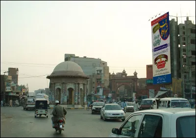 Faisalabad, avant l'année 1977 connue sous le nom de Lyallpur, est la troisième grande ville d'un pays asiatique, lequel ?
