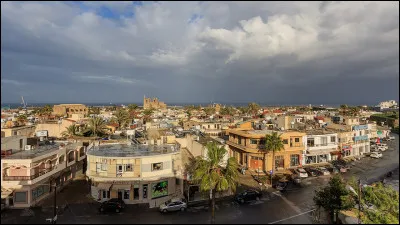 Famagouste est une ville située dans un pays insulaire européen, son nom est en grec et veut dire "la ville sablée" par contre son nom turc Magusa veut dire "la victorieuse". Dans quel pays peut-on la visiter ?