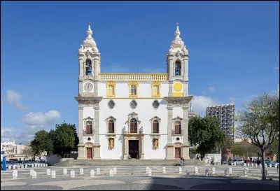 La ville de Faro, est le chef-lieu de l'Algarve, elle fut conquise par les Maures en 713, riche en stations balnéaires. Dans quel pays est-elle située ?