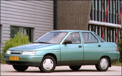 En Amérique, on paye une fortune pour acheter des bombardiers furtifs. En Russie, la furtivité absolue est accessible pour quelques roubles. Quelle est cette berline ?